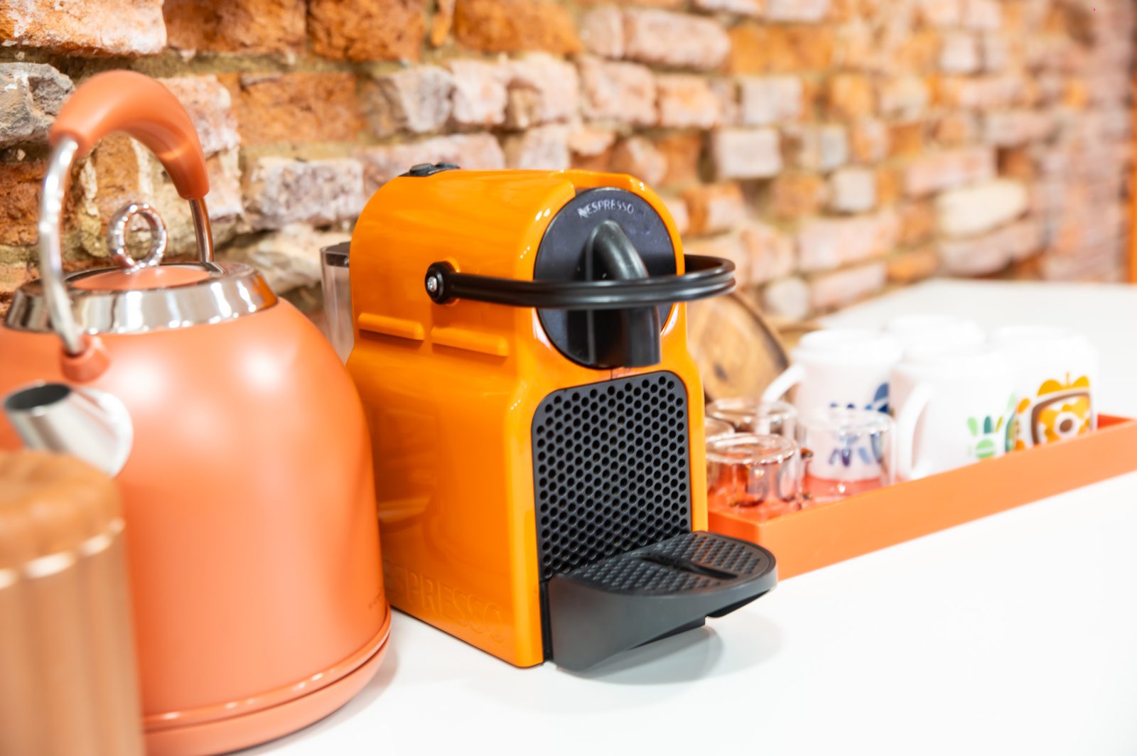 Coin café — bouilloire et Nespresso orange, accueil du salon Anna Marini
